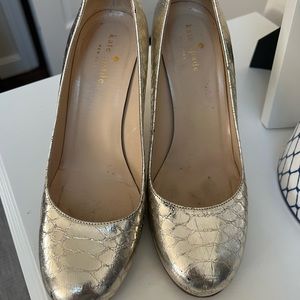 Kate Spade Heels size 6 1/2 gold.  Good condition